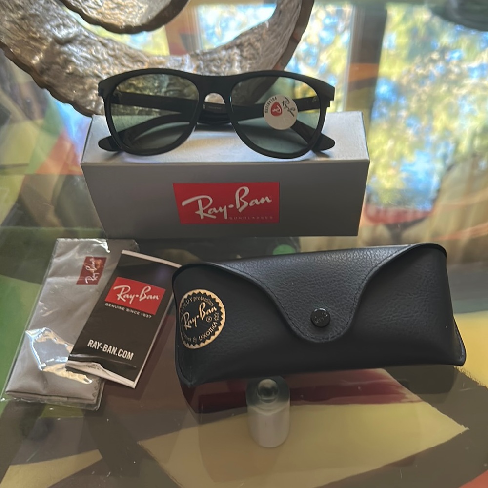 Ray-Ban sunglasses new in box. Unisex